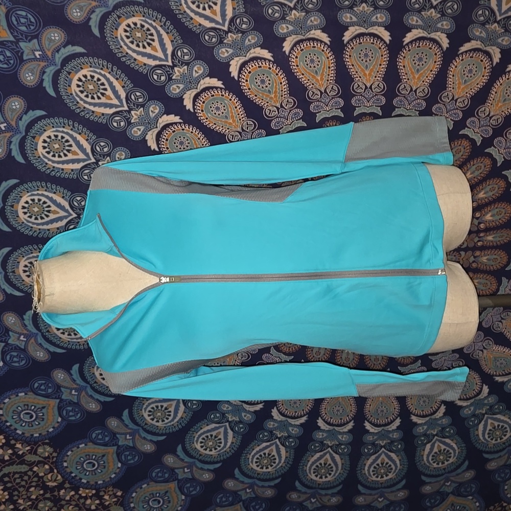 Under Armour  aqua zip up med loose fit